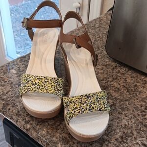 CROCS Leigh 11 Ankle Strap Wedge Sandals Size 9